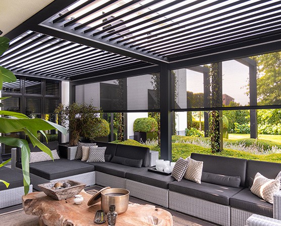 Luxe tuin met lamellendak Verano Arezzo zwart met screens tuinset loungeset bank buiten